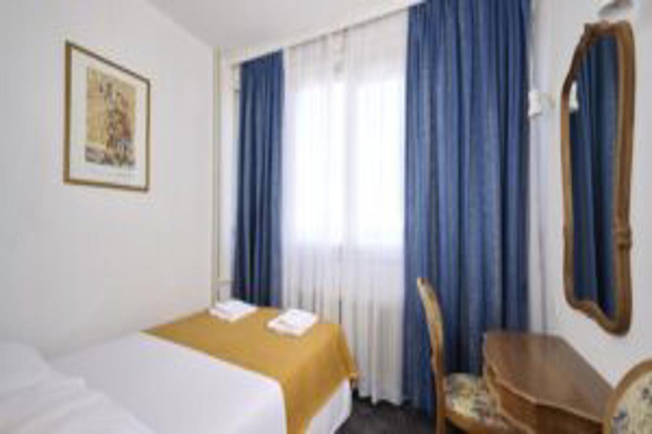 Guest House Adriatic Умаг Экстерьер фото